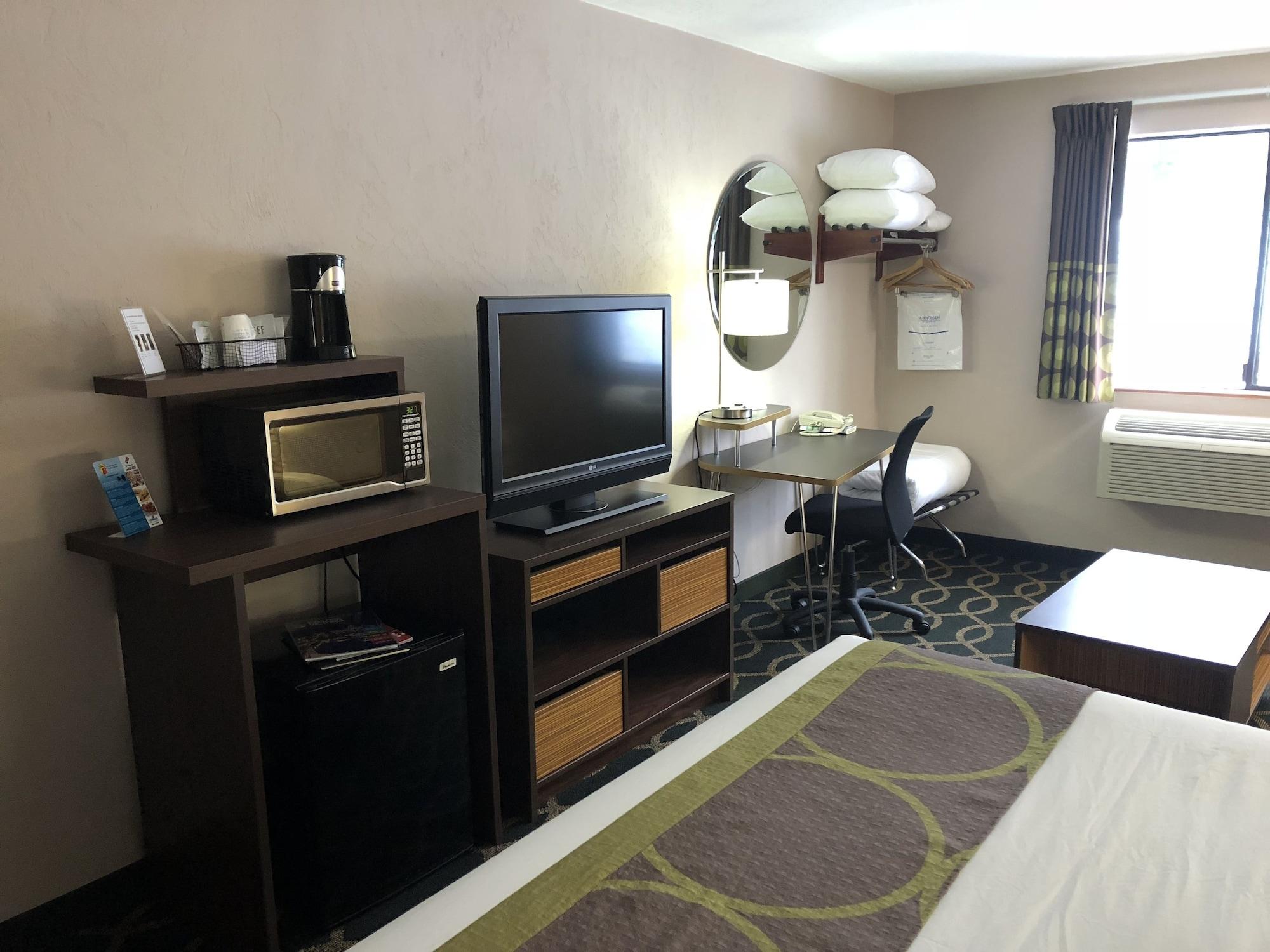 ซูเปอร์ 8 บาย วินด์แฮม พอร์ตแองเจลิส แอท โอลิมปิก เนชั่นแนล พาร์ค Motel ภายนอก รูปภาพ